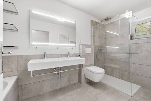 Badezimmer - weiterer Blick - 
