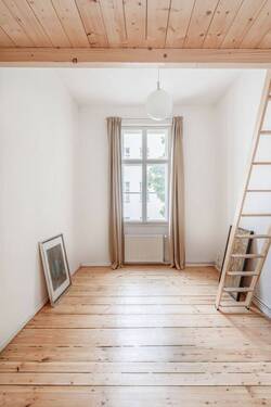 Schlafzimmer mit Hochbett - 2 Zimmer Etagenwohnung zum Kaufen in Berlin