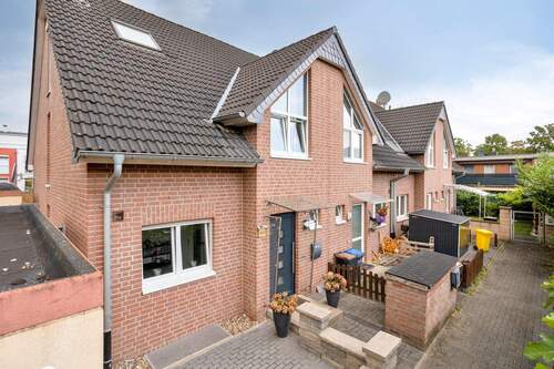 Frontansicht mit Nachbargebäuden - Haus in Düsseldorf - 795.000,00 EUR Kaufpreis, ca.  136,00 m² Wohnfläche