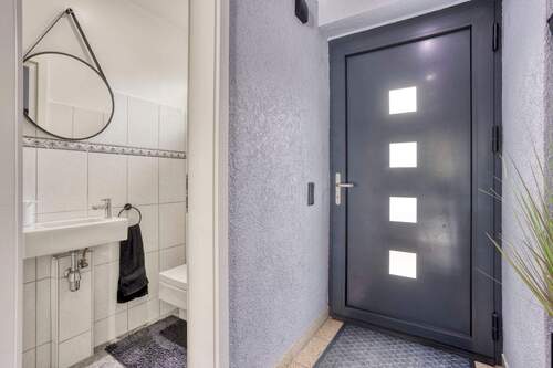 Eingang mit Gäste-WC - 