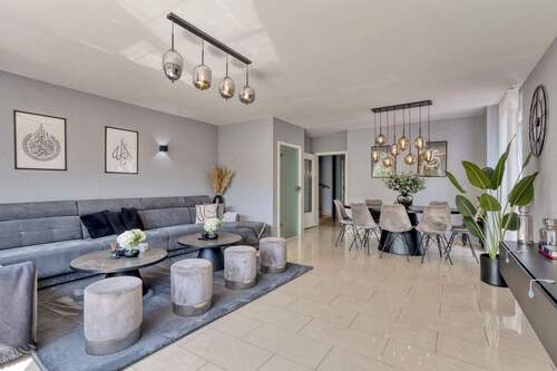 Wohnzimmer mit Blick in den Flur - 