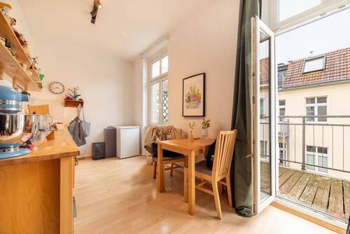 Essbereich mit Zugang zum Balkon - 1 Zimmer Etagenwohnung in Berlin