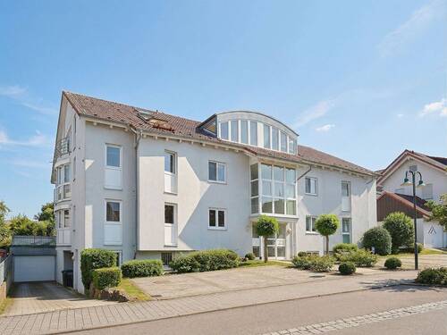 Hausansicht von vorne - Lichtdurchflutete Wohnung in naturnaher Lage mit besonderem Wohlfühlfaktor