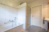 Vollbad mit Dusche und Wanne - 