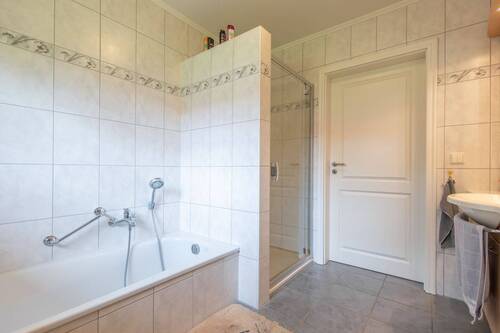 Vollbad mit Dusche und Wanne - 