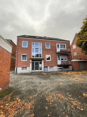 Hauseingang/Hausansicht Rückseite - 3 Zimmer-Wohnung mit Tageslichtbad und Wanne in zentraler Lage