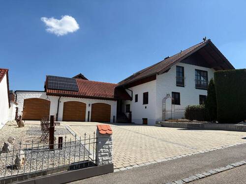 Haus mit Einfahrt.JPG - 7 Zimmer Einfamilienhaus zum Kaufen in Frontenhausen