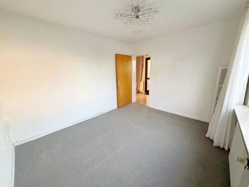 Schlafzimmer EG (mögl. 2 Zi. Whg.) - 