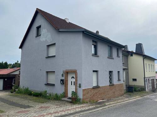 Hausansicht - Zweifamilienhaus mit großzügigem Grundstück und Entwicklungspotenzial