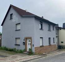 Zweifamilienhaus mit großzügigem Grundstück und Entwicklungspotenzial - Eisfeld Waffenrod