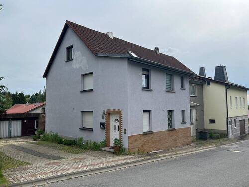Hausansicht - 1 Zimmer Mehrfamilienhaus, Wohnhaus zum Kaufen in Eisfeld