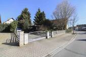 Hausansicht Straßenseite - Im Sommer am Pool, im Winter am Kamin: Einfamilienhaus mit barrierefreier Einliegerwohnung