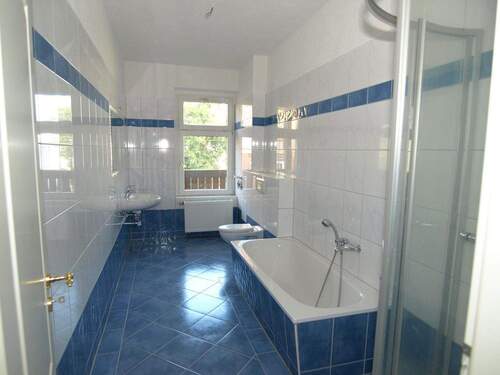 Bad - 2-Raum WE, gute Lage 1 OG, Tageslichtbad, großer Balkon, Küche mit Balkonausgang, Fenster,