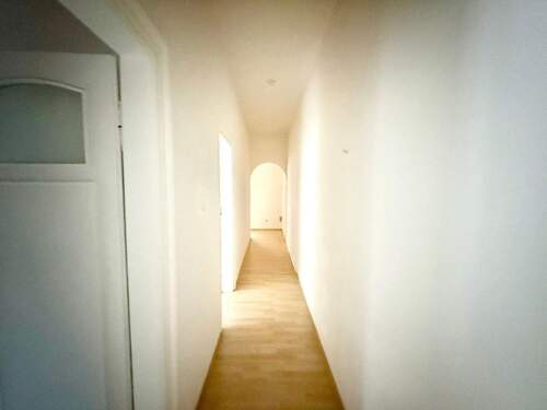 Diele mit vielen Abstellflächen vor Renovierung - 