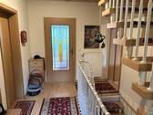 EG Flur mit Treppenhaus - 