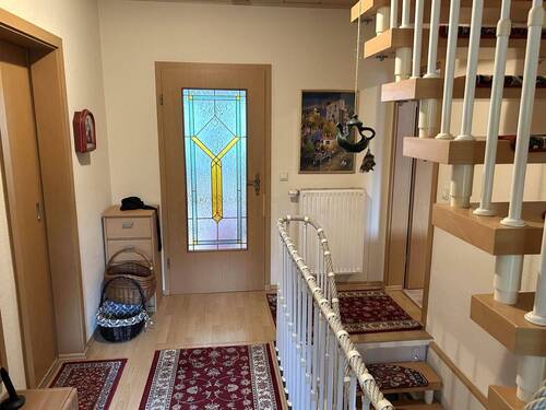 EG Flur mit Treppenhaus - 