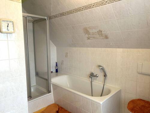 DG Bad mit Wanne und Dusche - 