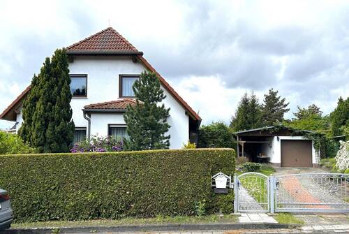 Grundstückszufahrt mit elektr.Schiebetor - 5 Zimmer Mehrfamilienhaus, Wohnhaus zum Kaufen in Gräfenhainichen