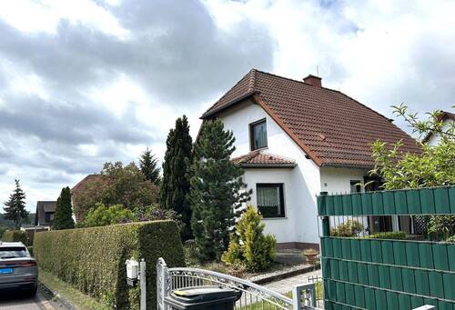 Straßenansicht links - 5 Zimmer Mehrfamilienhaus, Wohnhaus in Gräfenhainichen