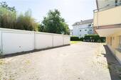Hinterhof m. Garagen - 