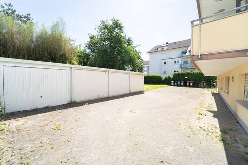 Hinterhof m. Garagen - 