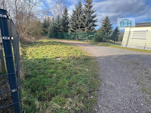 Zufahrt - Großes Grundstück in Holzweissig 3700qm – nahe dem Bitterfelder BogenStadion
