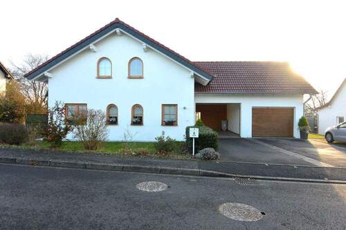 3 - 4 Zimmer Einfamilienhaus in Sarreinsming