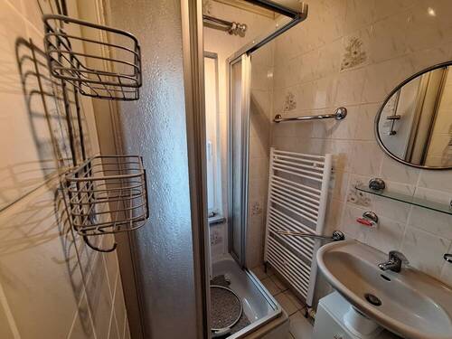 Bad mit Dusche - 