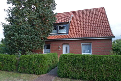Straßenseite - 6 Zimmer Mehrfamilienhaus, Wohnhaus zum Kaufen in Hämelhausen