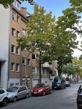 Straßenansicht - über 2.000 m² Nfl - vermietetes MFH