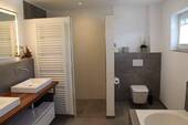 Beispiel für ein modernes Wohlfühl-Bad - 4 Zimmer Einfamilienhaus in Soest