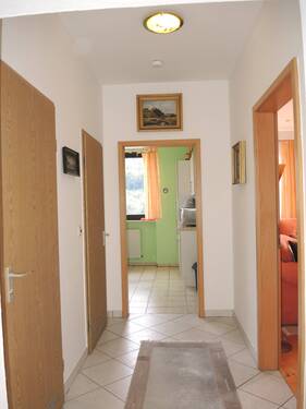 Flur 2, Richtung Küche u. Wohnzimmer - 