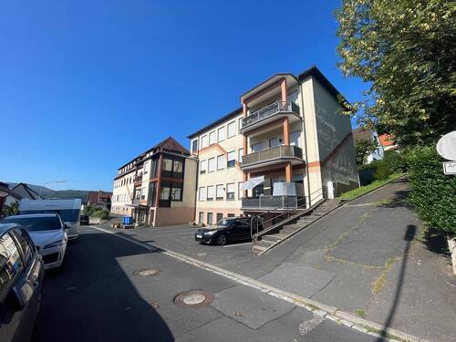 Außensicht Wohngebäude (Straße) - 