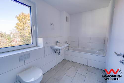 Bad mit Fenster, Wanne und Dusche - 