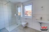 Bad mit Fenster, Wanne und Dusche - 