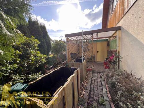 Hochbeete und Carport auf der Westseite - 