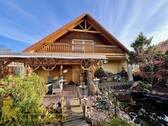 Giebelansicht und überdachte Terrasse (W) - Entspannt Wohnen mit Pool, Doppelgarage und Ruhe pur - Ihr Zuhause in Weißwasser