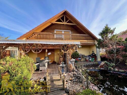 Giebelansicht und überdachte Terrasse (W) - Entspannt Wohnen mit Pool, Doppelgarage und Ruhe pur - Ihr Zuhause in Weißwasser