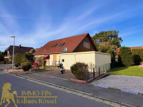Blick auf die Doppelgarage (SO) - Einfamilienhaus mit 128,00 m&sup2; in Weißwasser zum Kaufen