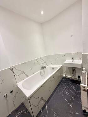 Innenliegendes Bad nach Renovierung ähnlich 2 - 