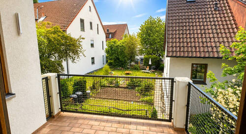 Aussicht - Attraktive 2,5-Zimmer-Wohnung in Eningen Mitte - Kleines MFH + Top Garage