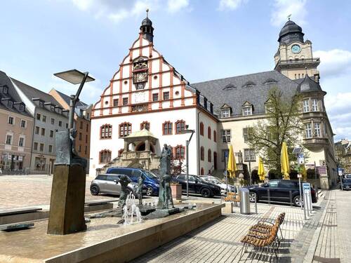 eine Brunneninstallation auf dem Marktplatz - 