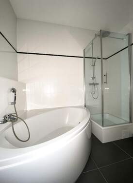 Modernes Badezimmer mit Dusche und Badewanne - 