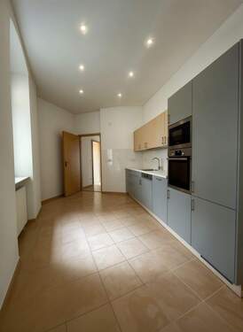 Großzügige Küche in einem hellen Raum mit zwei Fenstern (Wohnidee) - (KI generiert) - 3 Zimmer Etagenwohnung in Berlin