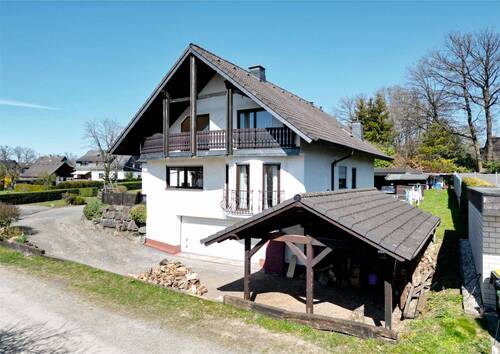 Ansicht vom Wohnhaus - Charmantes Einfamilienhaus mit Garten, Doppelgarage und großem Carport – gepflegt, ruhig und alltagstauglich