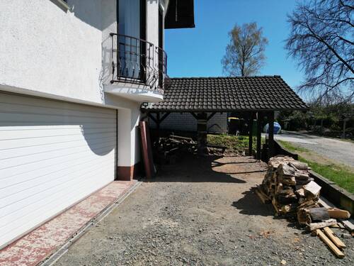 Zufahrt zur Garage und zum Carport - 