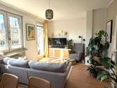 Wohnzimmer mit Balkon - Düsseldorf-Pempelfort: 2-Zimmer-DG-Wohnung mit Balkon!