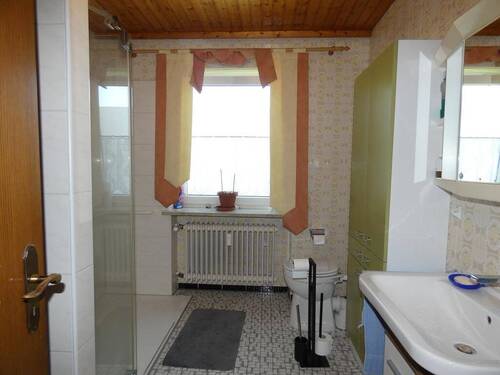 EG Badezimmer mit Dusche - OG mit Badewanne - 