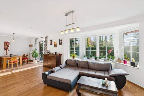 Wohn- und Esszimmer mit Zugang zur Terrasse - 5 Zimmer Einfamilienhaus in Falkensee