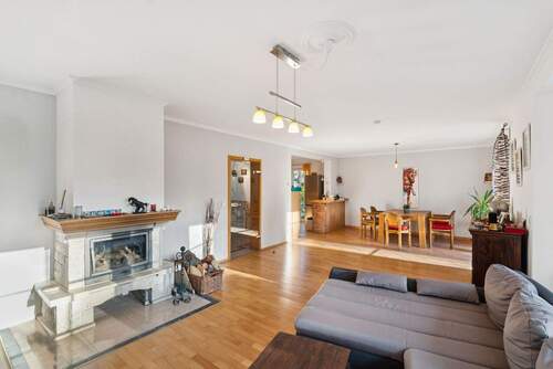 Wohn- und Esszimmer mit Kamin - Einfamilienhaus mit 135,00 m&sup2; in Falkensee zum Kaufen